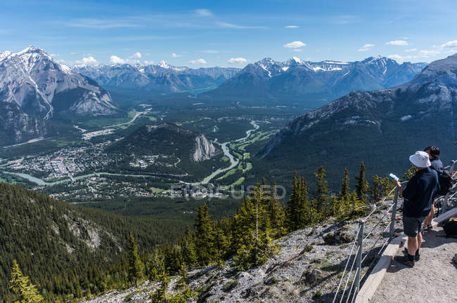 Deux personnes regardant la vue depuis Sulphur Mountain, Canada, Alberta, parc national Banff — Photo de stock