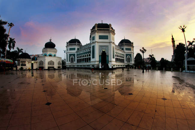 Vista panorámica de la Gran Mezquita en la plaza de la ciudad, Medan, Indonesia - foto de stock