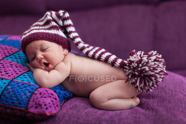 Крупный план малышки в смешной шляпе спящей — стоковое фото