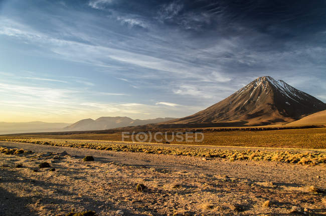 Chile, San Pedro de Atacama, vista panorámica del volcán Licancabur al atardecer - foto de stock