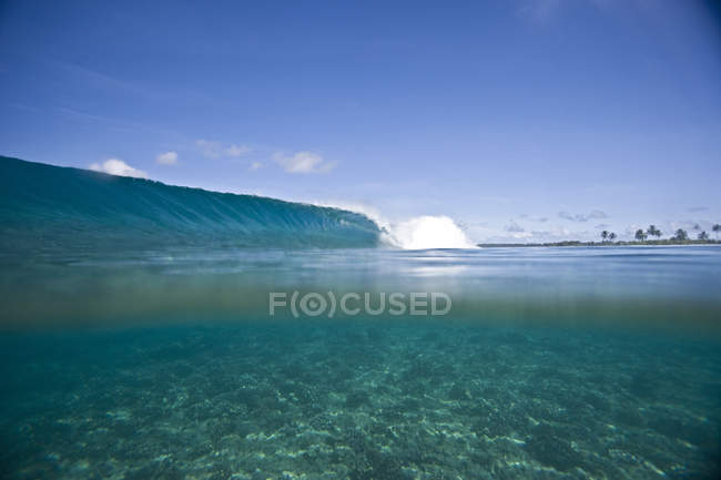 Vista panorâmica da bela onda azul — Fotografia de Stock