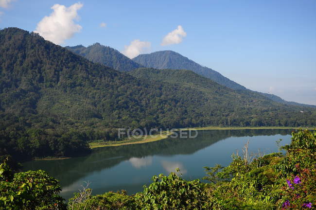Indonésia, Bali, Vista panorâmica do lago nas montanhas — Fotografia de Stock