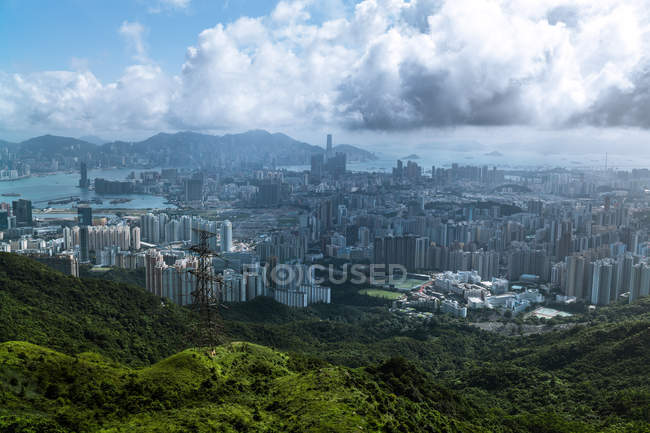 Malerischer Blick auf die Stadt in bewölkter Stimmung, hong kong — Stockfoto
