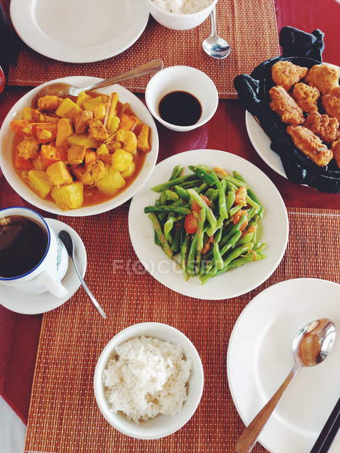 Pratos diferentes servidos na mesa do hotel — Fotografia de Stock