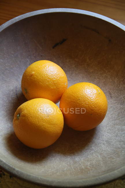 Gros plan des oranges fraîches dans un vieux bol — Photo de stock