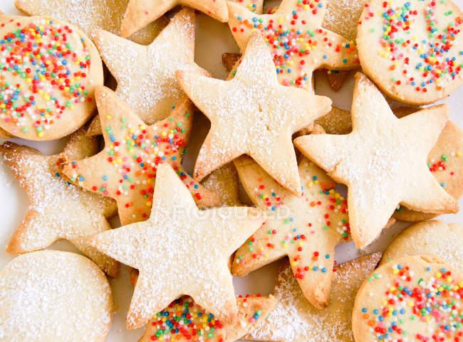 Primer plano de las galletas de Navidad en forma de estrellas y círculos - foto de stock