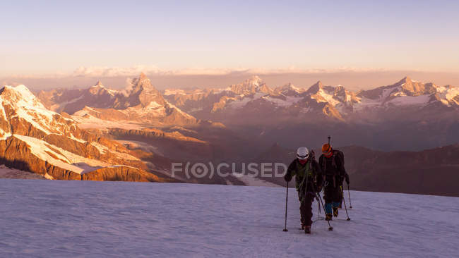 Alpes, Suiza, Senderistas bajando Monte Rosa - foto de stock