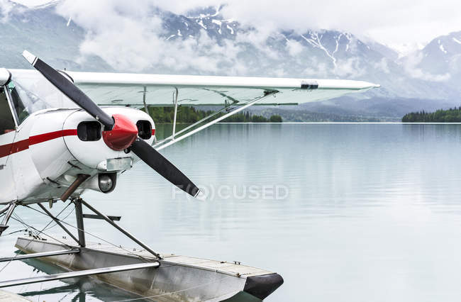 Avião flutuante na doca no lago, EUA, Alasca, Kenai, Moose Pass — Fotografia de Stock