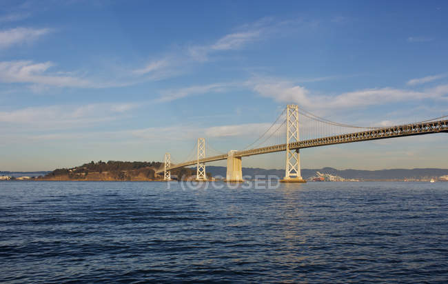 Vista panorámica de Bay Bridge, San Francisco, California, EE.UU. - foto de stock