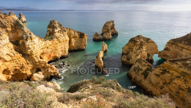 Vista panorámica de las formaciones rocosas en la orilla del mar, Portugal - foto de stock