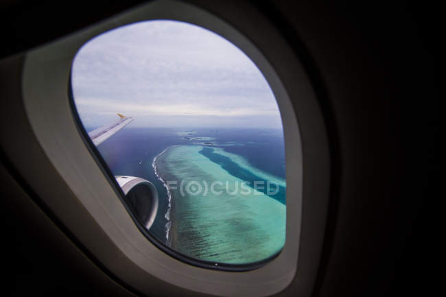Мальдивы, острова, видимые из окна самолета — стоковое фото