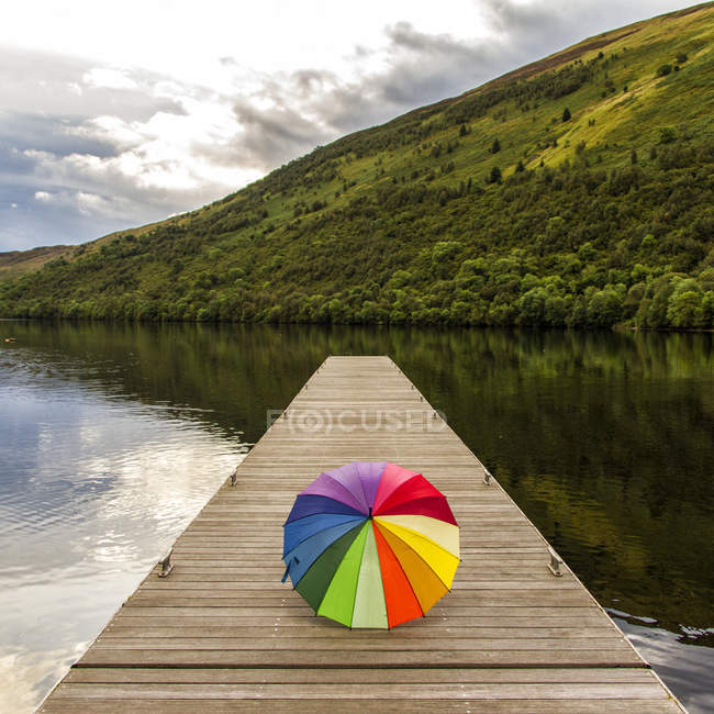 Guarda-chuva multicolorido no molhe, Escócia, Reino Unido — Fotografia de Stock