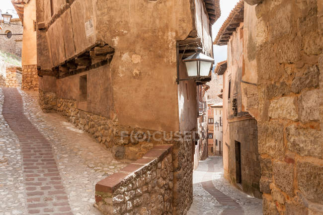Vue panoramique de deux rues de réunion, Albarracin, province de Teruel, Aragon, Espagne — Photo de stock