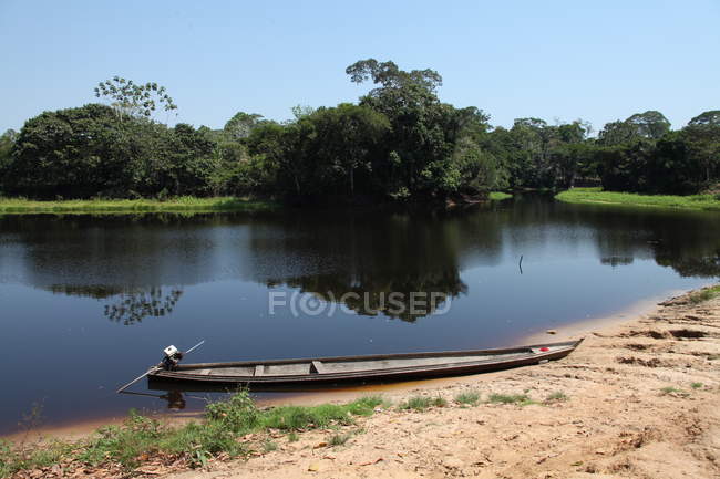 Vue panoramique du bateau à moteur amarré au bord du lac — Photo de stock