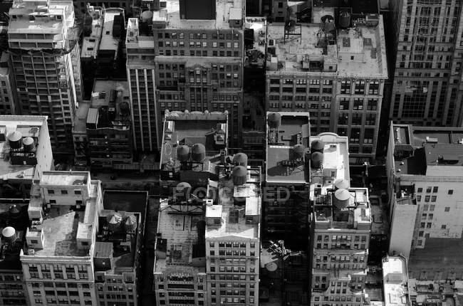 Vista aérea de rascacielos en la ciudad de Nueva York, Estados Unidos, Estado de Nueva York, imagen en blanco y negro - foto de stock