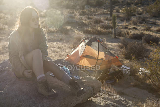 Mulher acampar em Joshua Tree — Fotografia de Stock