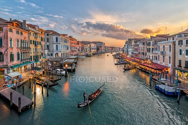 Italien, Venedig, erhöhter Blick auf den Kanal in der Stadt — Stockfoto