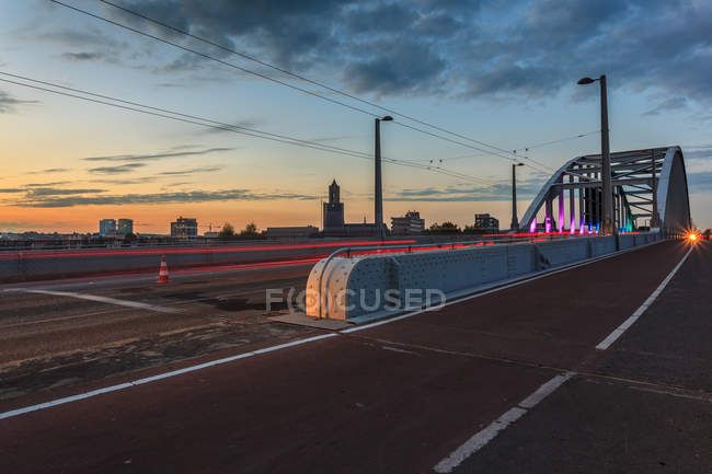 Голландия, мост Джона Фроста и автомобильное движение — стоковое фото