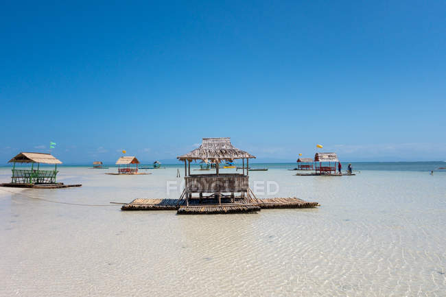 Scenic view of floating huts in shoal, Caramoan, Camarines Sur, Bicol Region, Philippines — Stock Photo