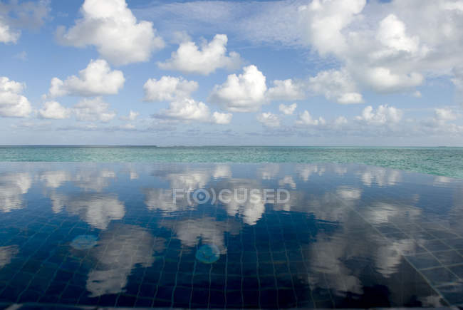 Мальовничий вид на хмари, відображені в приморському басейні — стокове фото