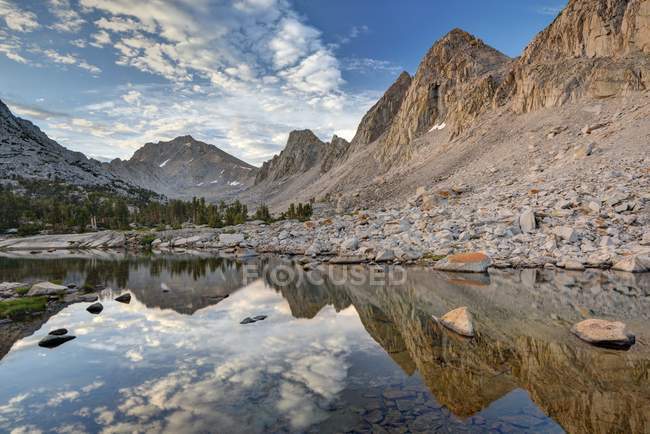 Vista panorâmica das reflexões em Kearsarge Lake, EUA, Califórnia, Ansel Adams Wilderness Area, Inyo National Forest — Fotografia de Stock