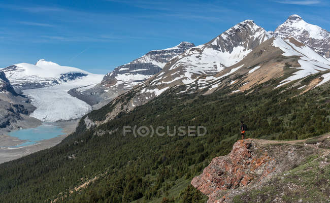 Randonneur qui regarde la vue depuis la montagne, parc national Banff, Alberta, Canada — Photo de stock