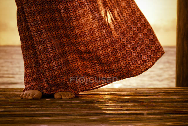 Abgeschnittenes Bild einer Frau in einem Kleid, das im Wind weht — Stockfoto