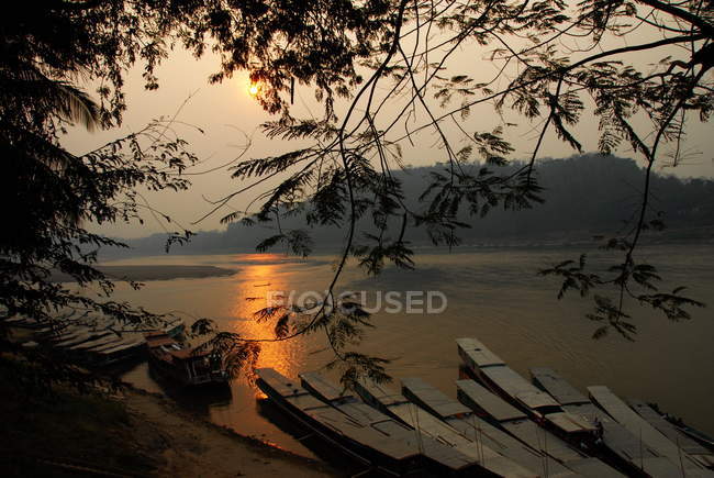 Vista panorámica del río Mekong al atardecer, Laos - foto de stock