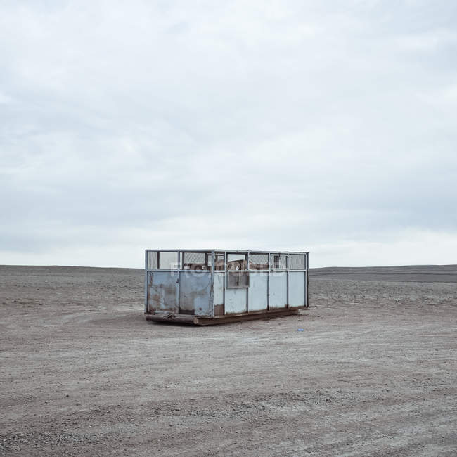Conteneur à ordures dans la prairie, Wyoming, USA — Photo de stock
