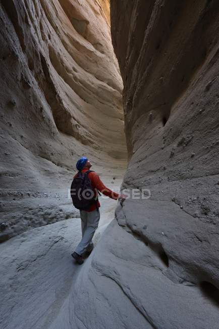 Estados Unidos, California, Parque Estatal del Desierto de Anza-Borrego, Hombre caminando por Palm Slot Canyon - foto de stock