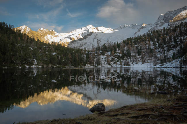 Відображення засніжених гір на чітких альпійські озера, Зальцбург, Австрія — стокове фото