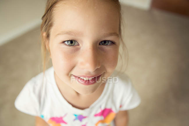 Портрет усміхненої дівчини, дивлячись на камеру — стокове фото