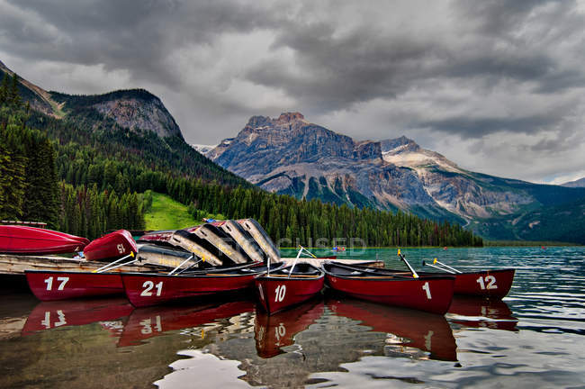 Vista panoramica delle canoe rosse al Lago di Smeraldo, Canada — Foto stock