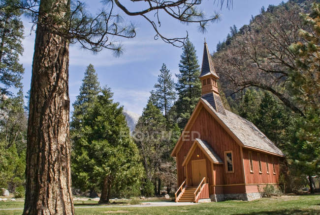 EUA, Califórnia, Parque Nacional de Yosemite, vista panorâmica da capela de madeira na floresta — Fotografia de Stock