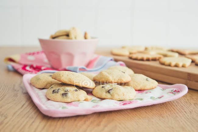 Close-up de biscoitos caseiros na mesa de café — Fotografia de Stock
