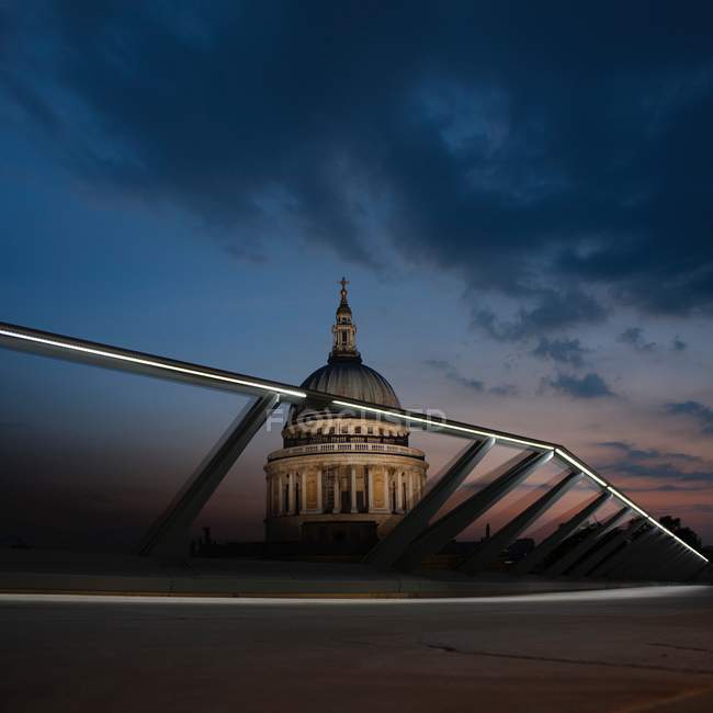Regno Unito, Inghilterra, Londra, Duomo di St Pauls contro il cielo crepuscolare con ringhiera di One New Change building in primo piano — Foto stock