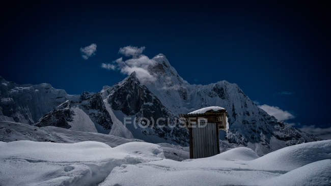 Vista panorâmica do banheiro no acampamento de montanha com Ama Dablam no fundo, Nepal — Fotografia de Stock
