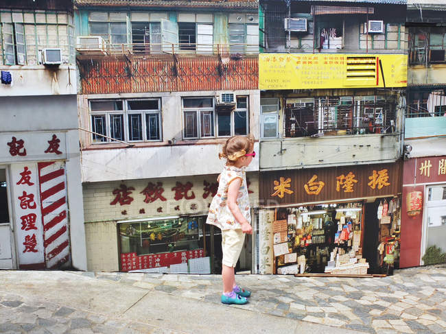China, Hong Kong, linda niña de pie en Victoria Peak - foto de stock