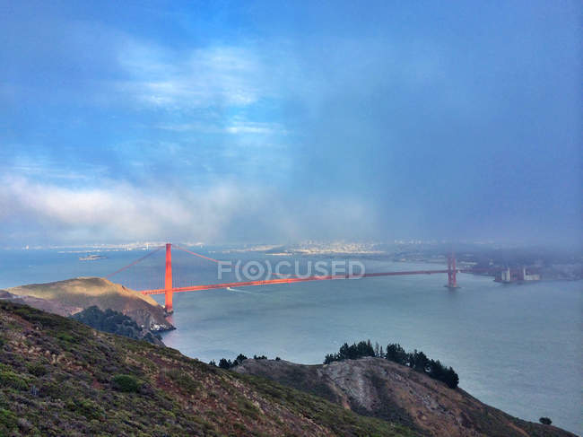 Vista elevada del puente Golden Gate, California San Francisco, EE.UU. - foto de stock