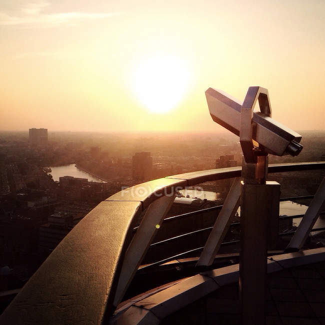 Jumelles avec vue sur Rotterdam au coucher du soleil, Pays-Bas — Photo de stock