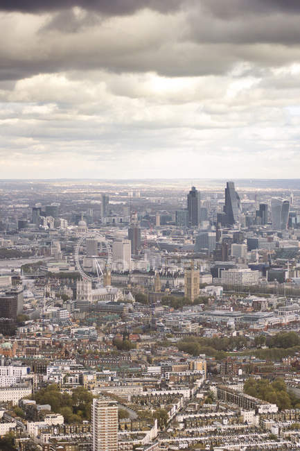 Vue aérienne de la ville de Londres sous un ciel lunatique, Royaume-Uni — Photo de stock
