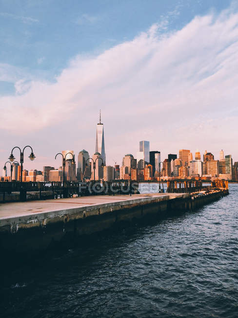 Vista panorámica del horizonte de la ciudad de Manhattan, Nueva York, EE.UU. - foto de stock
