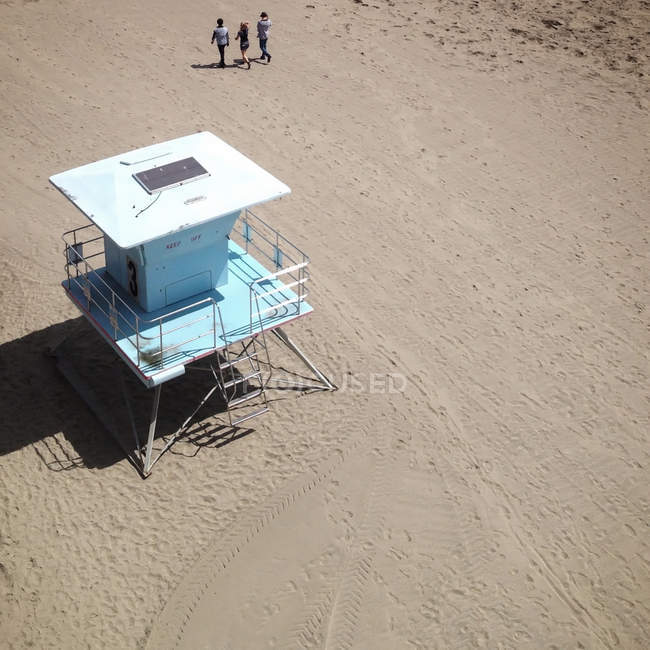 Vista de alto ângulo da cabana salva-vidas no dia ensolarado, Santa Cruz, Califórnia, EUA — Fotografia de Stock