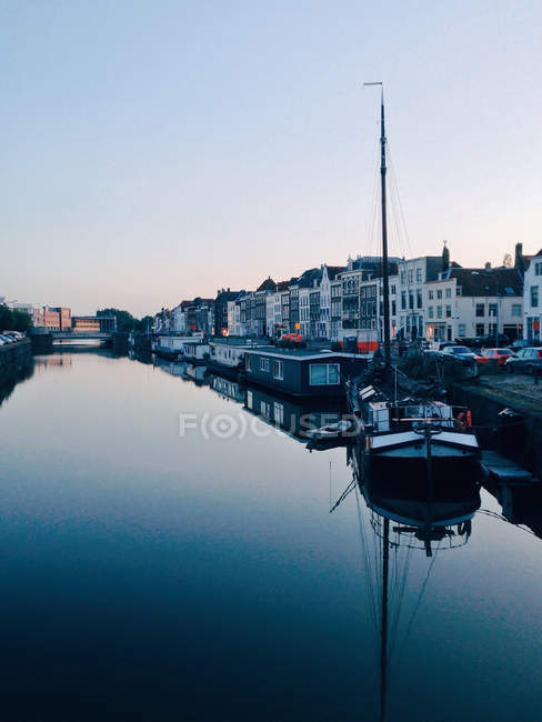 Vista panoramica lungo il canale ancora urbano — Foto stock