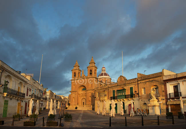 Marsaxlok, Vista de la plaza de la ciudad - foto de stock