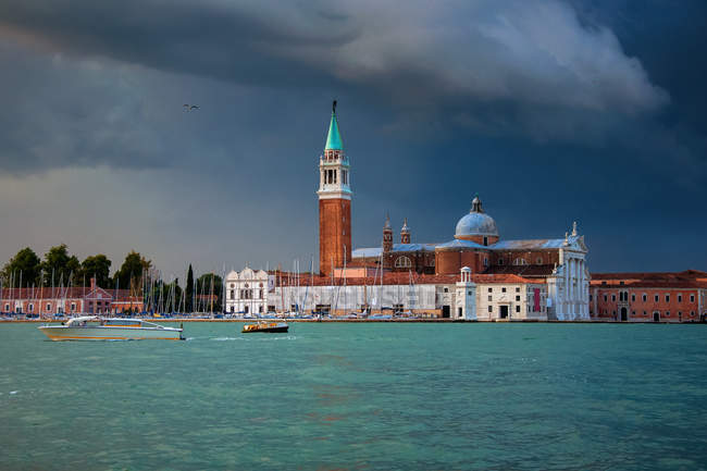Vista atmosférica isla San Giorgio Maggiore, Venecia, Italia - foto de stock