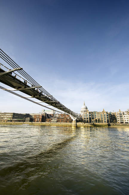 Vista panorámica del Millennium Bridge, Londres, Inglaterra, Reino Unido - foto de stock