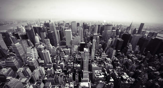 Vista aérea del paisaje urbano de Manhattan en monocromo, NY, EE.UU. - foto de stock