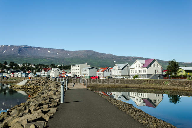 Vista panorámica del pueblo en las montañas, Akureyri, Islandia - foto de stock