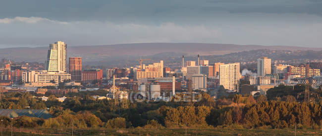 Vista panoramica della città all'alba, Leeds, Yorkshire, Regno Unito — Foto stock